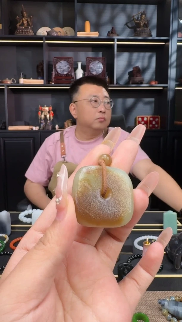 和田玉未镶嵌颈饰糖方扣挂件1