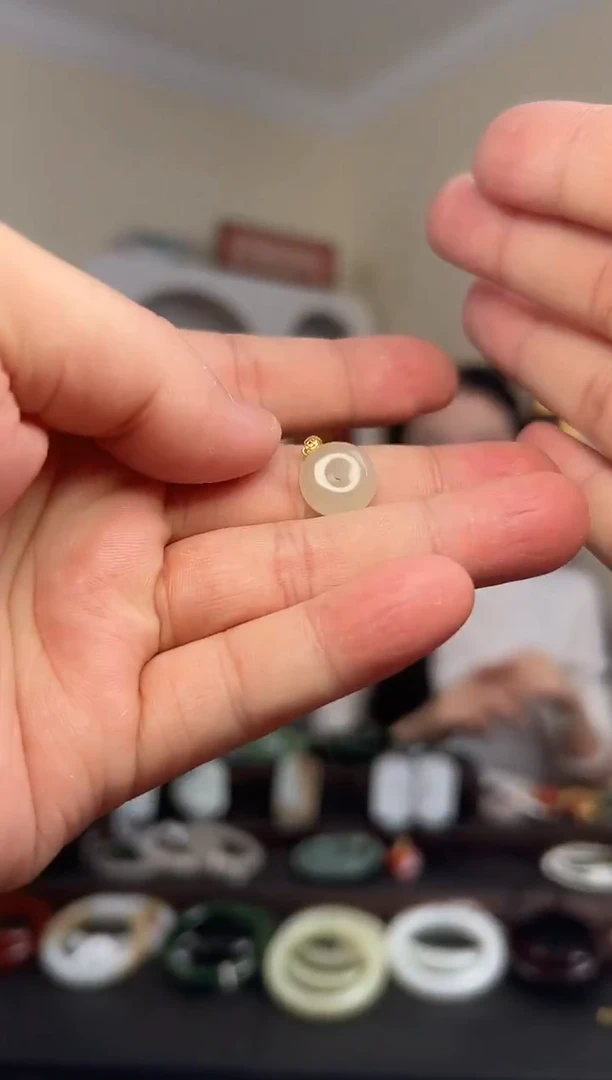 颈饰18K金镶嵌和田玉平安扣