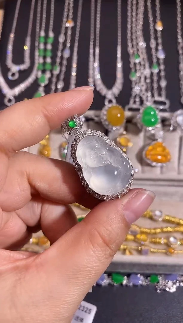 颈饰18K金镶嵌翡翠吊坠