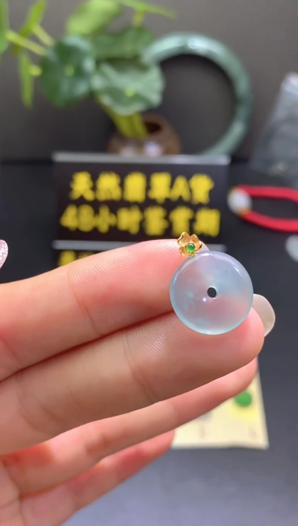 翡翠18K金镶嵌颈饰翡翠吊坠