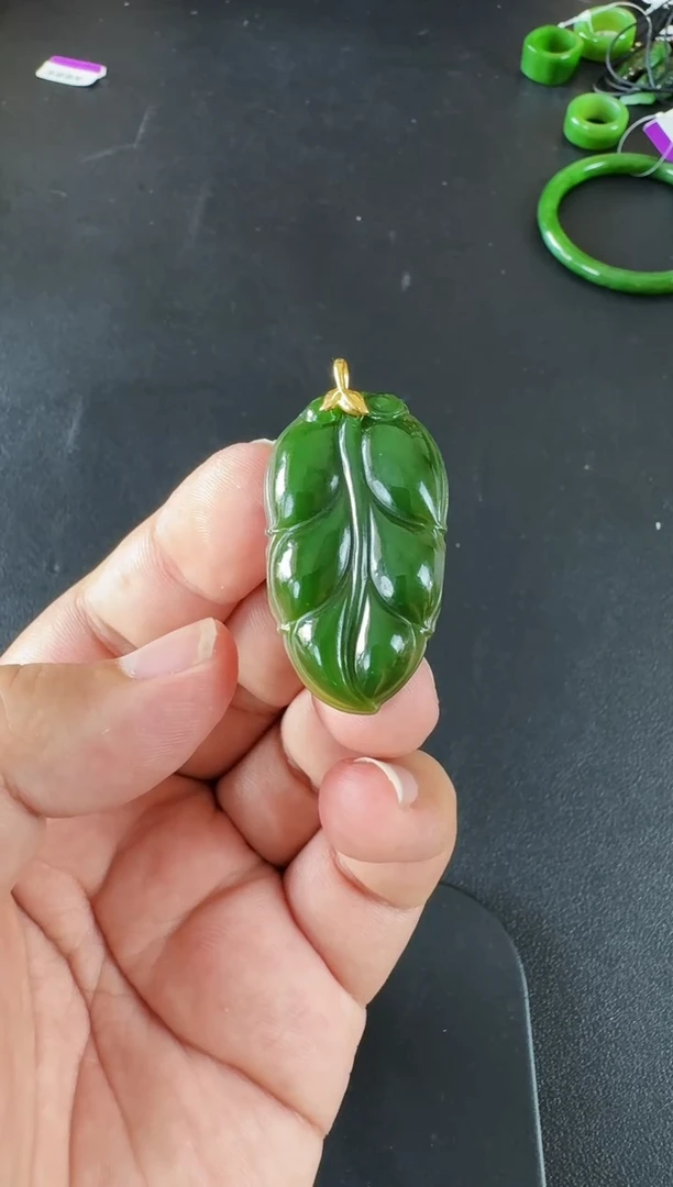 颈饰18K金镶嵌和田玉（碧玉）金枝玉叶俄七菠菜绿