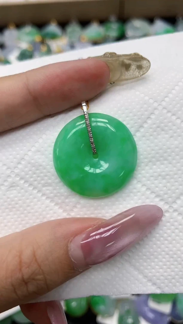 翡翠18K金镶嵌颈饰1111111111