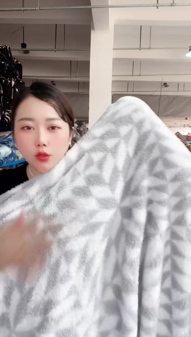 牛奶绒主播手上展示的毯子