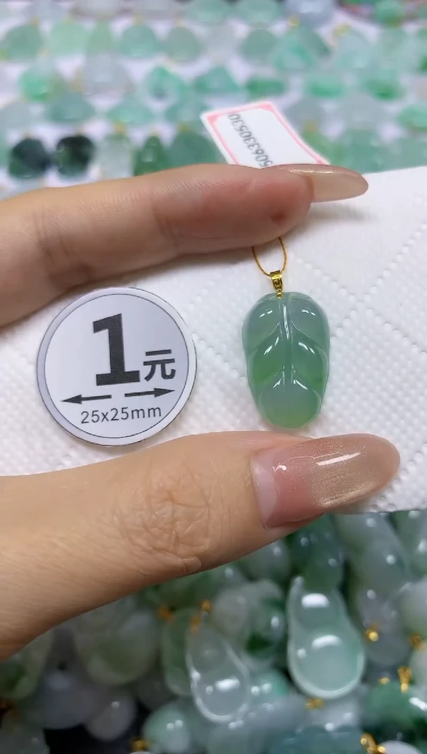 颈饰18K金镶嵌翡翠天然翡翠A货