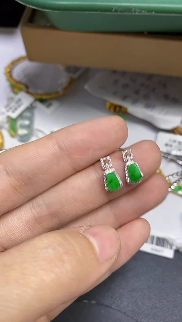 18K金镶嵌翡翠耳饰18K金镶嵌 翡翠 耳饰