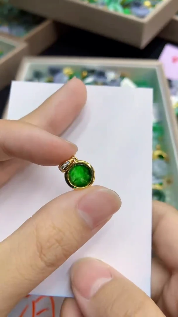 翡翠未镶嵌颈饰             1