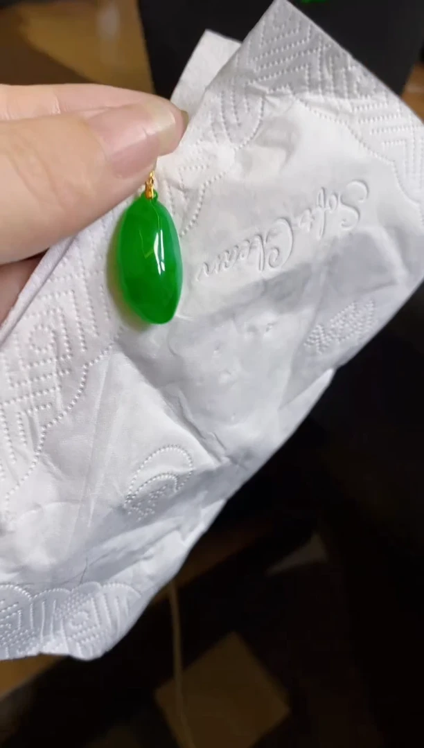 翡翠18K金镶嵌颈饰瓜