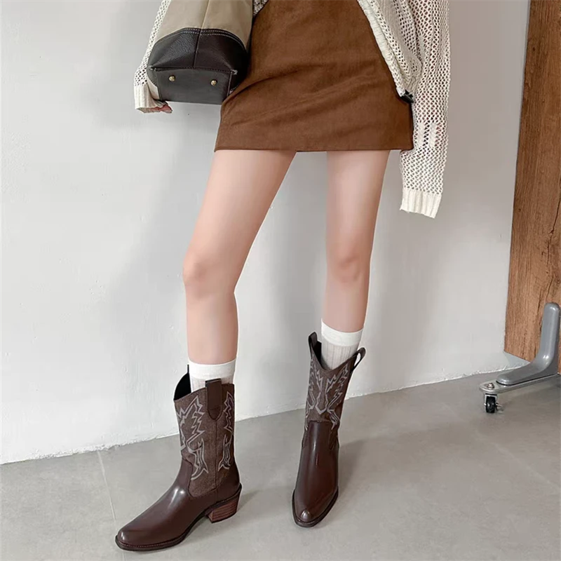 网红刺绣西部牛仔靴女款2025新款靴鞋旅游穿搭沙漠靴西北骑士靴子