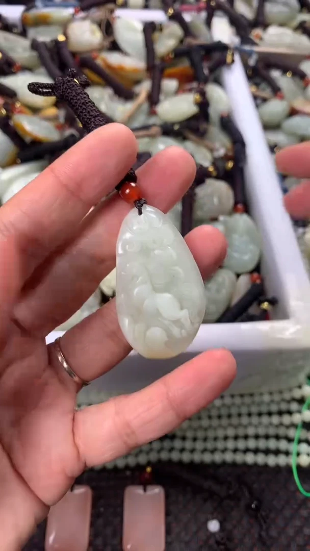 【闪购商品】和田玉颈饰未镶嵌多样性发货没有证书，拍一发一.有瑕