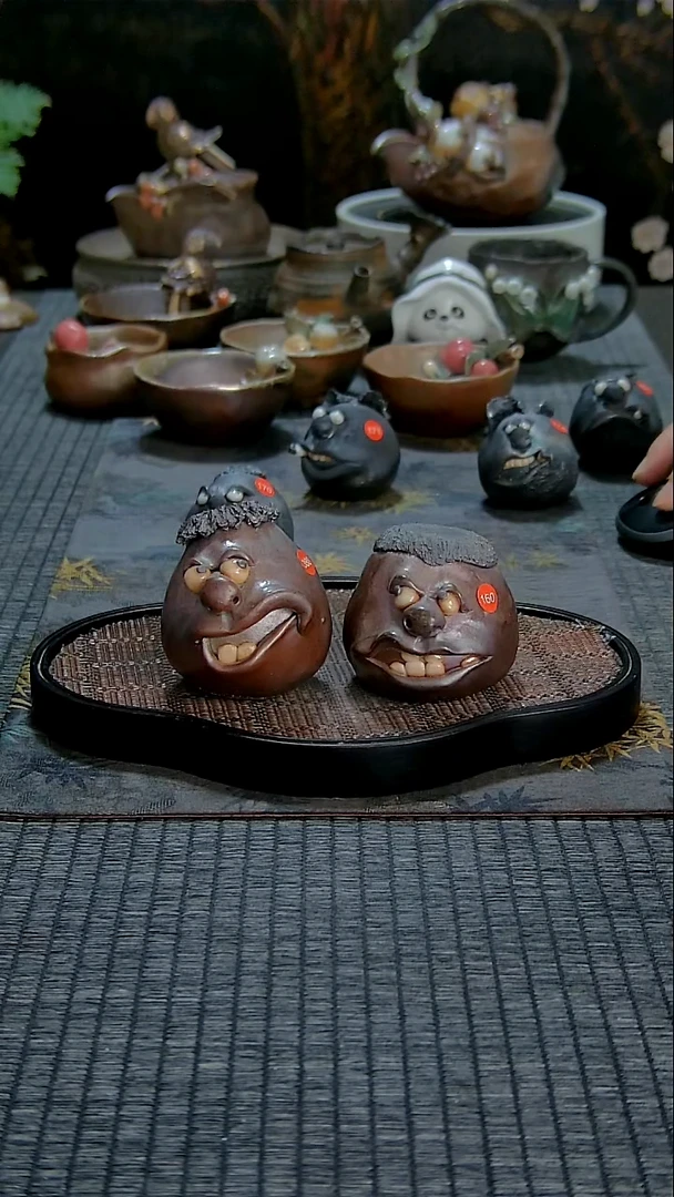 林老师手捏茶宠柴烧