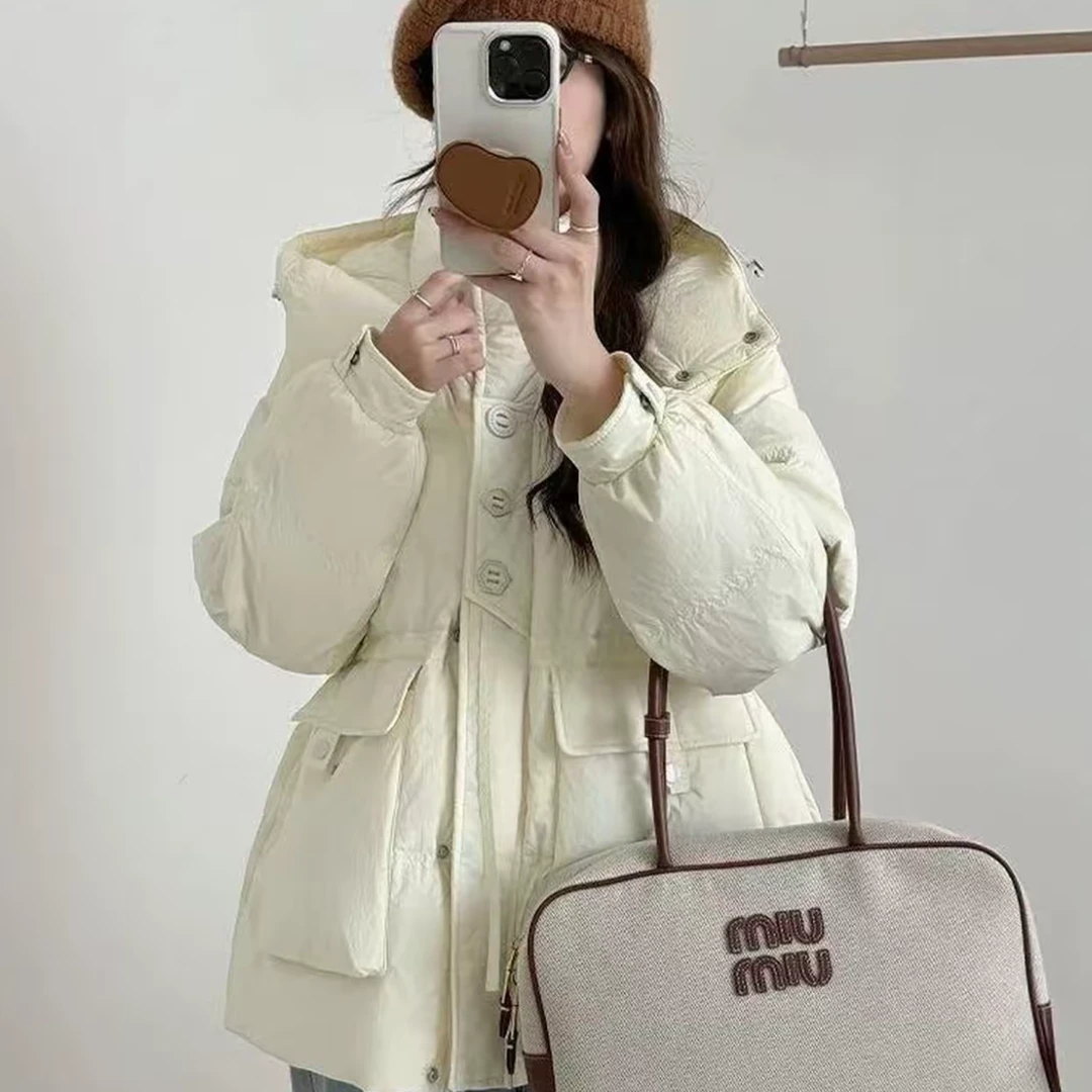 新款白鸭绒时尚设计款三粒扣短款连帽羽绒服女