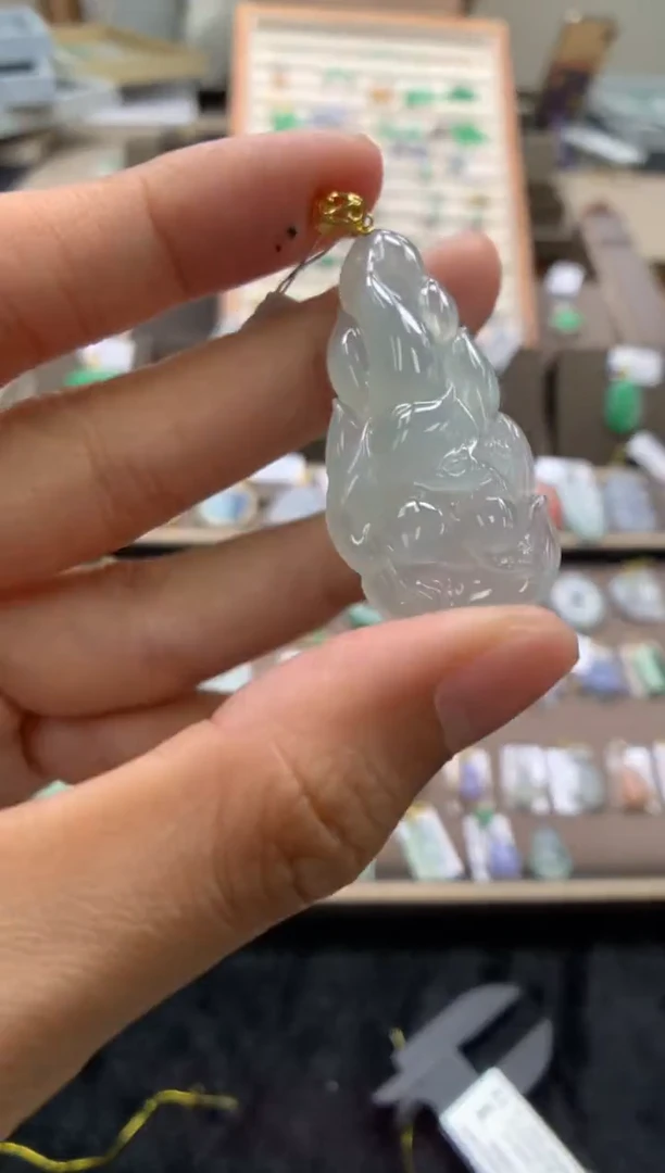 颈饰18K金镶嵌翡翠狐狸