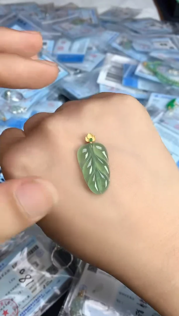 颈饰18K金镶嵌翡翠25111401