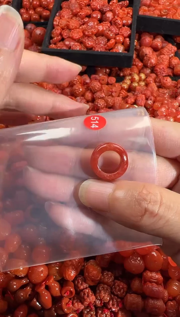 南红玛瑙未镶嵌颈饰1