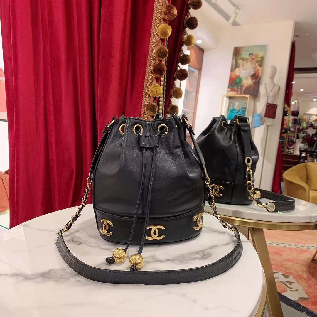 99新 Chanel/香奈儿 香奈儿logo金球水桶包黑金牛皮/59234745