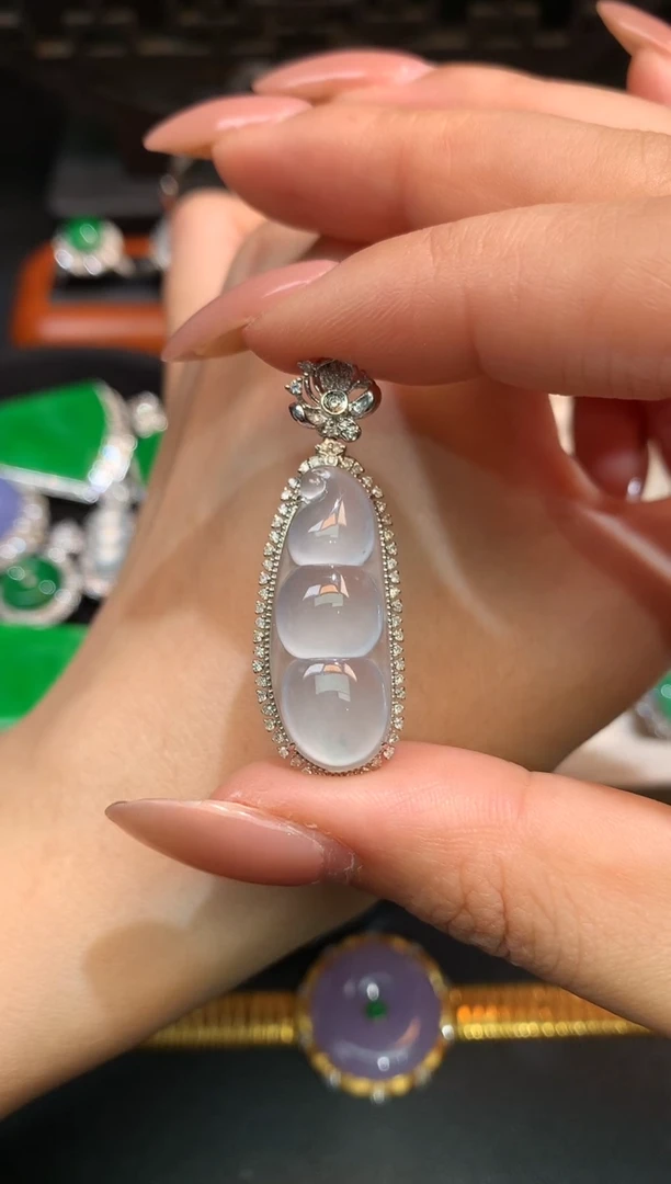 颈饰18K金镶嵌翡翠豆子