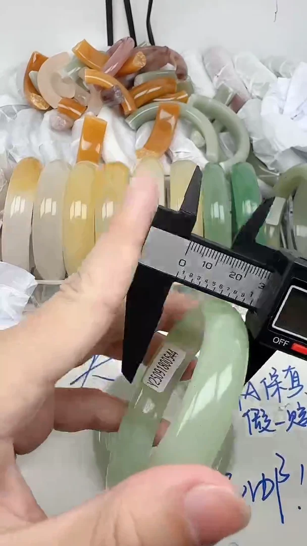 未镶嵌手镯石英质玉32/56