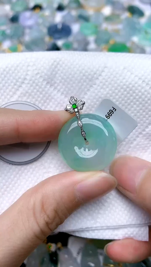 颈饰18K金镶嵌翡翠天然A货翡翠