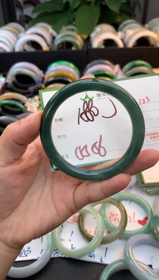 未镶嵌定制翡翠毛货需精细抛光+多人