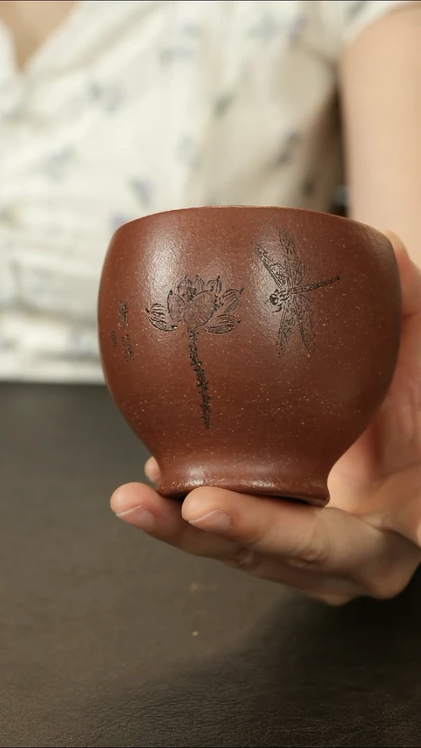 茶杯紫砂粗砂红降坡 主人杯150cc 刻荷花