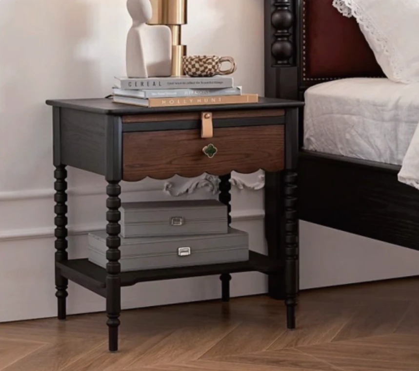 红橡木床头柜抽屉内部增加了绒布内衬，增加了抽拉式托板