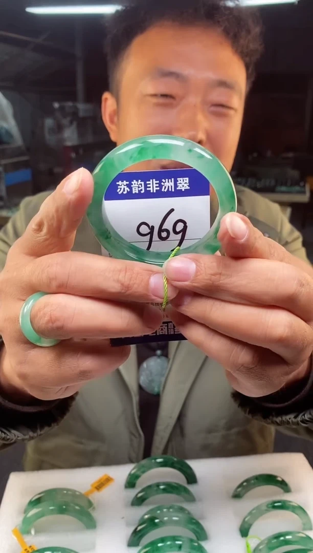 未镶嵌手镯石英质玉（非洲翠）52+