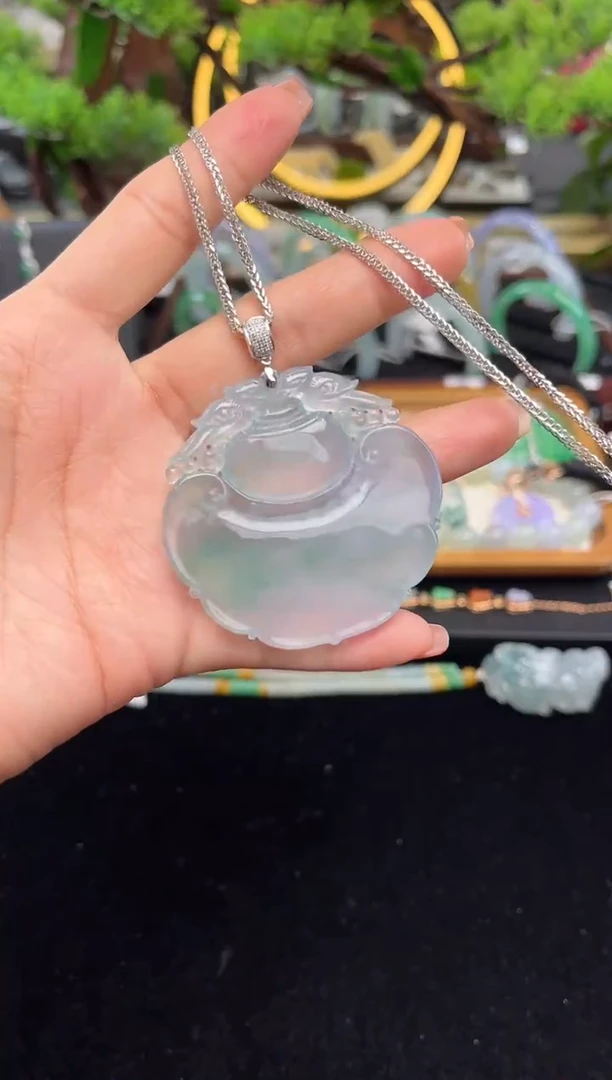 颈饰18K金镶嵌翡翠吊坠