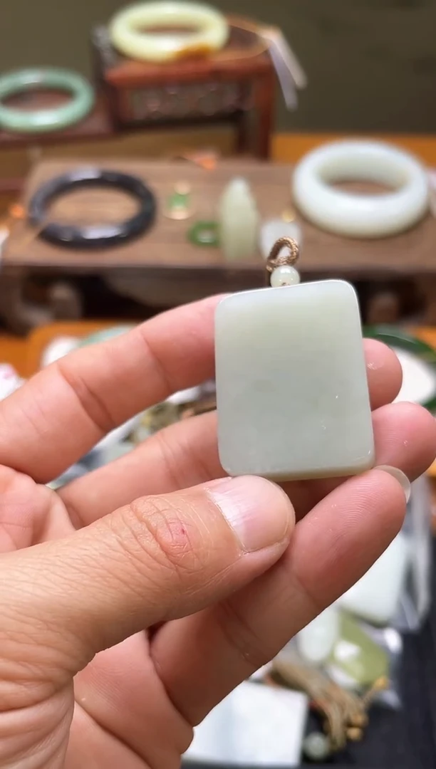 吊坠(不含链)未镶嵌和田玉且末青白 无事牌