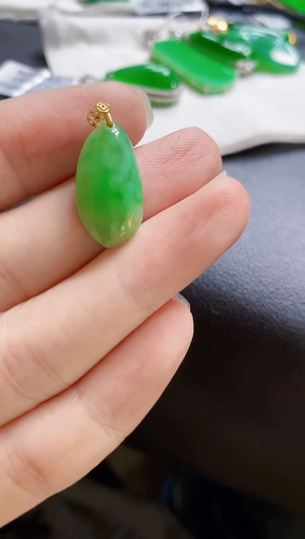 颈饰18K金镶嵌翡翠吊坠111