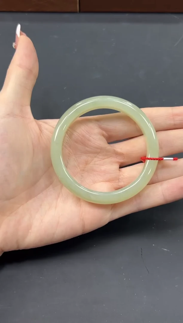 【闪购商品】和田玉手镯未镶嵌且末微色差近矿52手镯