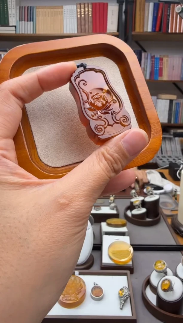 未镶嵌颈饰琥珀荷花吊坠