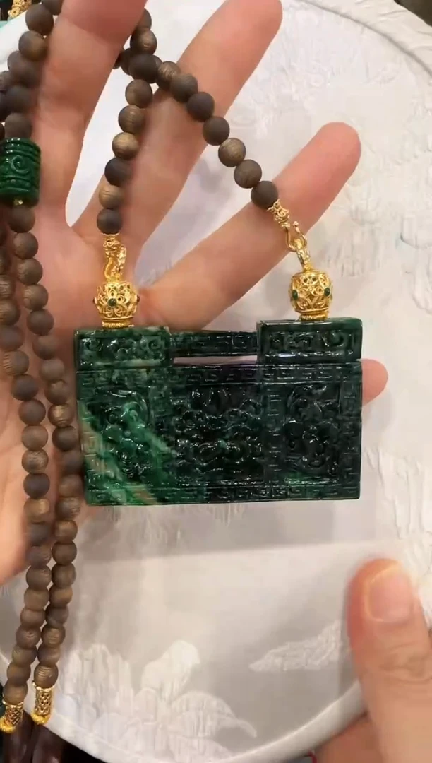 翡翠未镶嵌颈饰国风