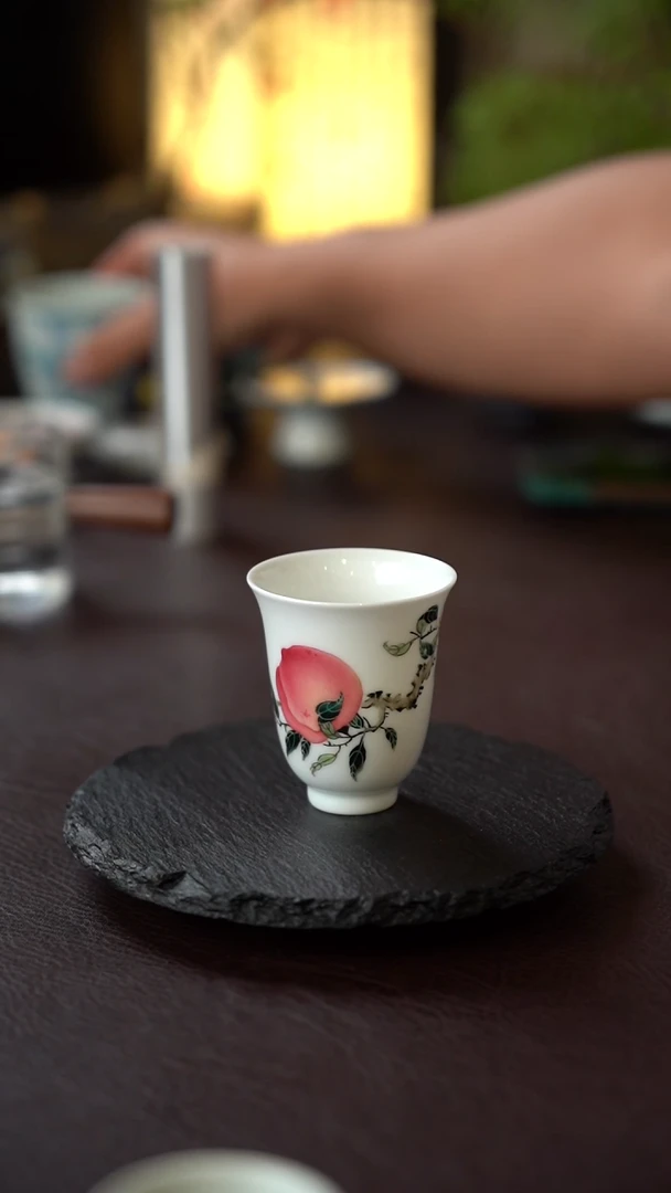 景德镇全手工手绘粉彩桃子铃铛杯