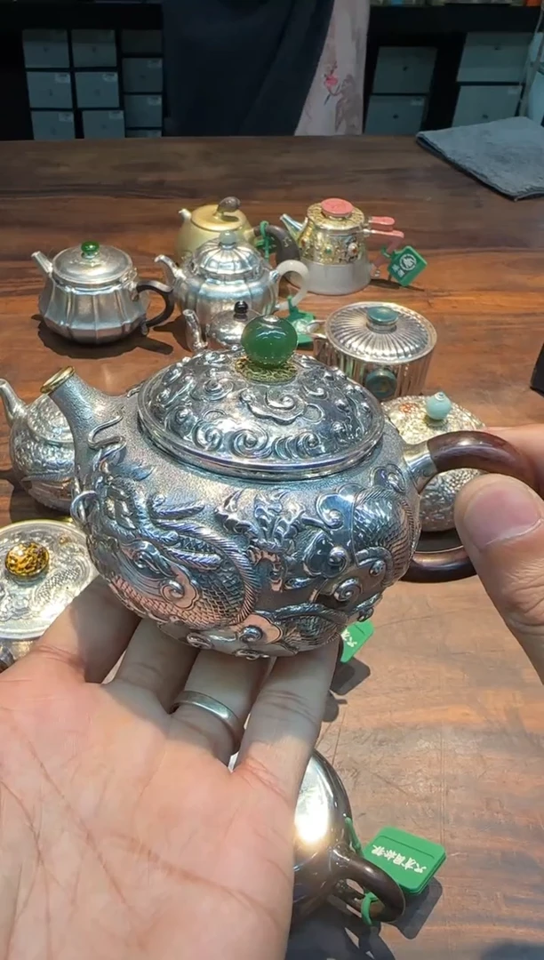 呆坐 整敲高浮雕嵌金云起龙骧 圆融壶