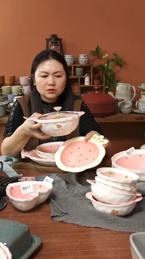陶瓷B618 陶瓷粉色草莓盘加双耳袋盖碗两件套微瑕