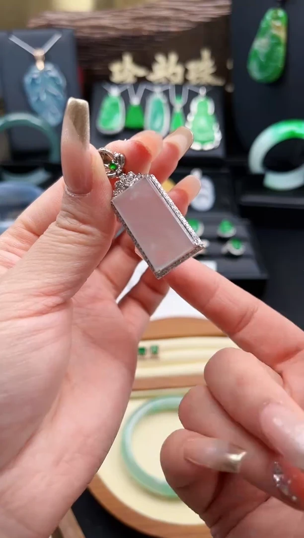 【闪购商品】翡翠颈饰18K金镶嵌吊坠