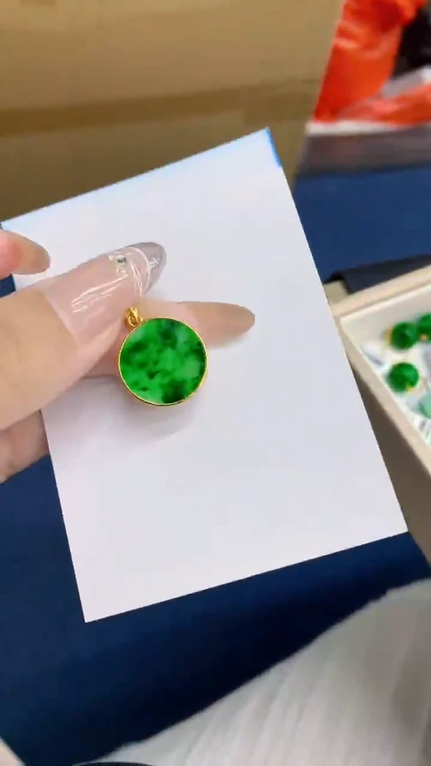 翡翠未镶嵌颈饰1