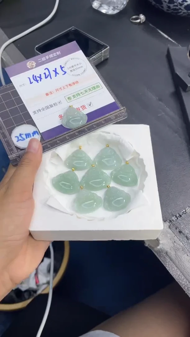 18K金镶嵌挂件翡翠绿底佛公FL91多样性发其一CP配绳