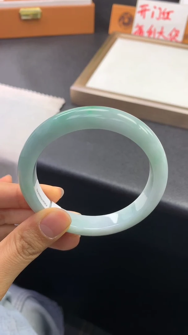 未镶嵌手镯翡翠退货需手镯吊牌标签完好 59