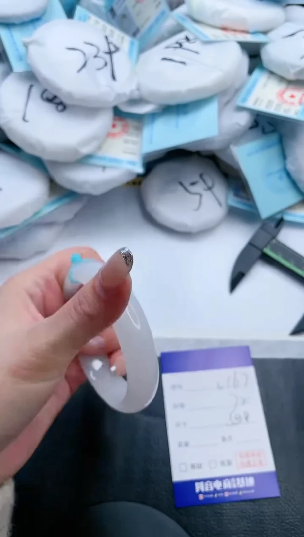 【闪购商品】石英质玉手镯未镶嵌16V167-57