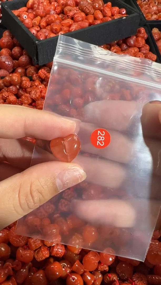 南红玛瑙未镶嵌颈饰1