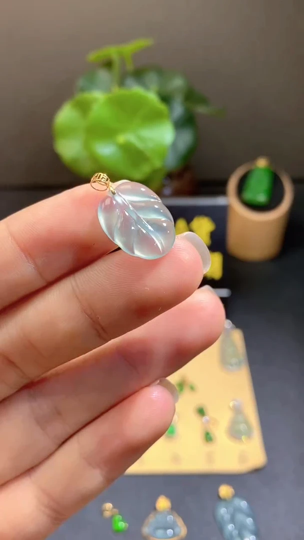 颈饰18K金镶嵌翡翠翡翠A货