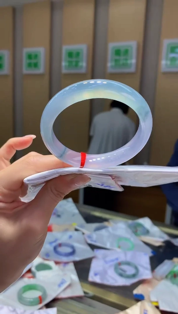 翡翠手镯未镶嵌-Q85圈口56.5