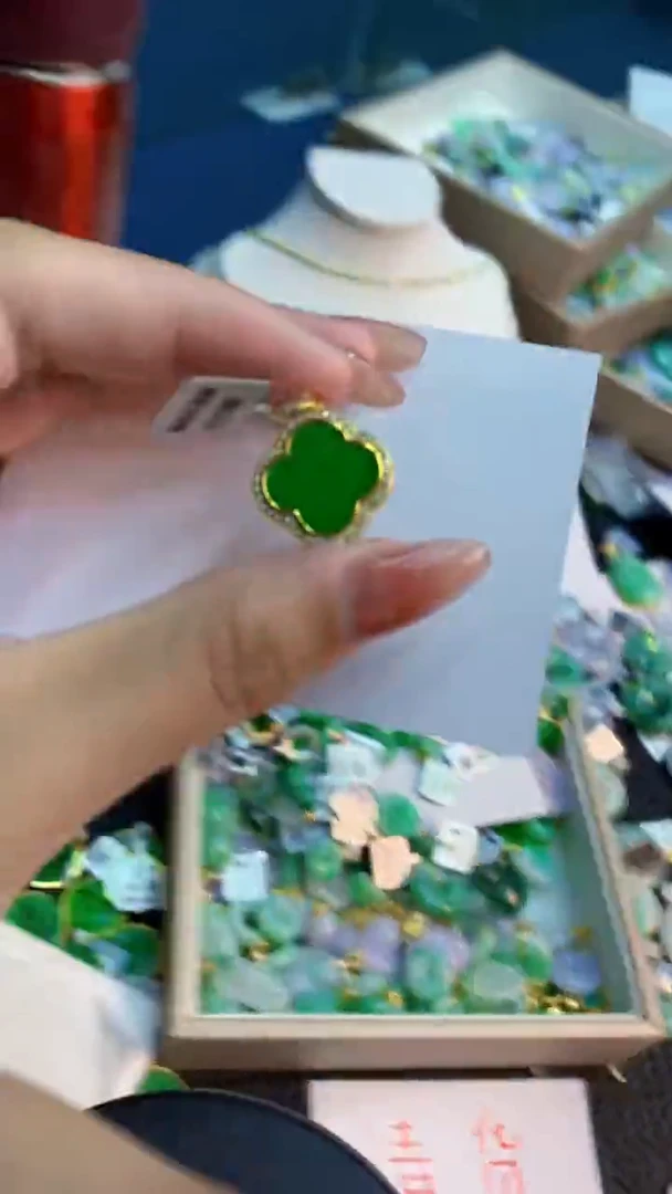 翡翠未镶嵌吊坠(不含链)1