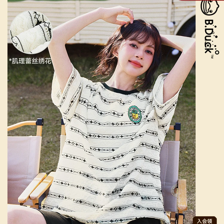 【山野奇趣】B.Duck小黄鸭2025春季新款蕾丝绣花肌理宽松绣章短袖