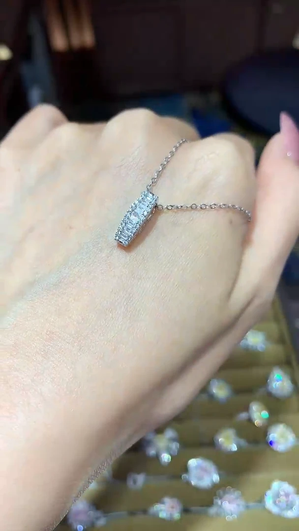 【闪购商品】钻石吊坠18K金镶嵌钻石吊坠（不含链）