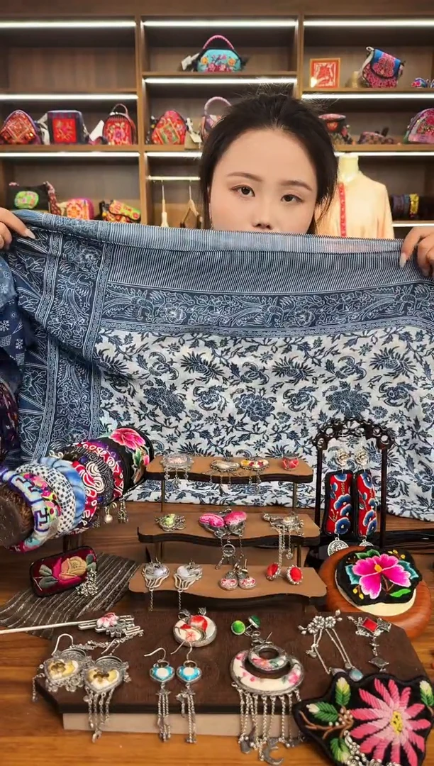 【闪购商品】织绣A3蒙阿苏苗绣传承