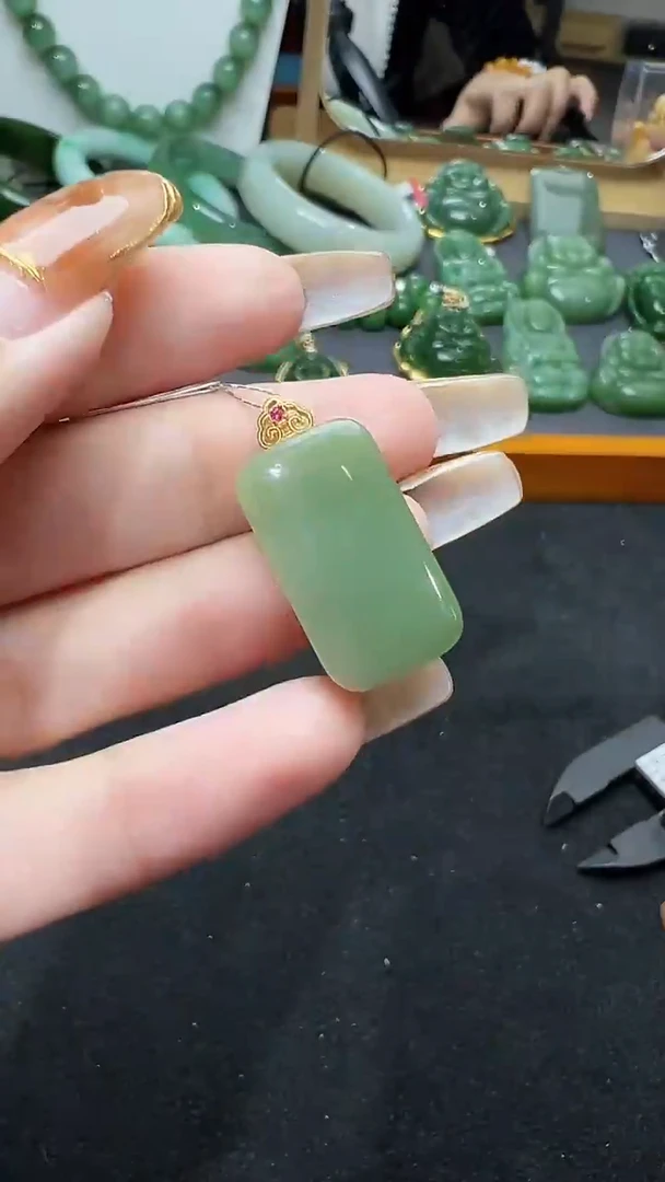 【闪购商品】和田玉吊坠(赠链)18K金镶嵌37