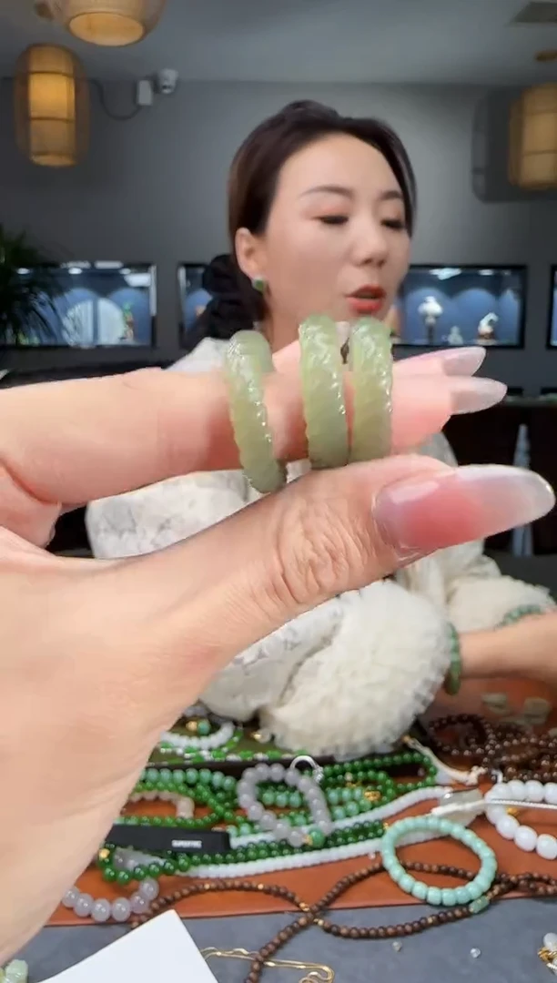 未镶嵌戒指和田玉发一个