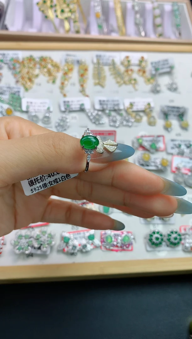 翡翠银S925镶嵌颈饰翡翠 银S925镶嵌 111